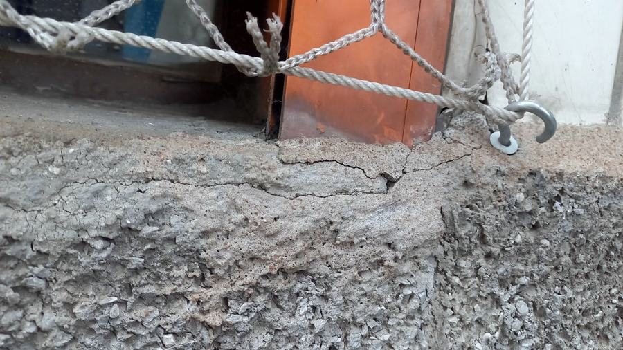 Ponto de ancoragem de acesso por corda fixado em elemento de concreto com fissuração no entorno